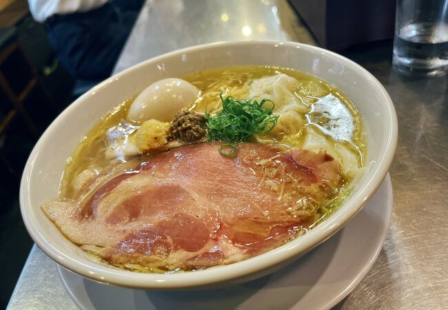 お昼は醤油と塩ラーメンが食べれます。