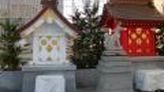 日本橋三越本店屋上に佇む白い祠