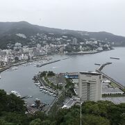 市街地を見渡す高台にあります