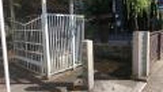 やまざき橋の袂に石碑だけあります