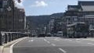 橋からの景観を楽しむ