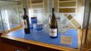 バラエティ豊かなワインが並びます