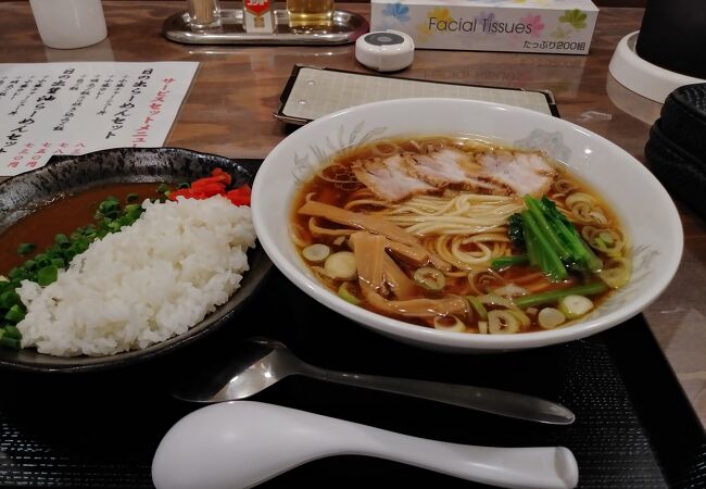 醤油ラーメンとカレーのセットがおススメ。