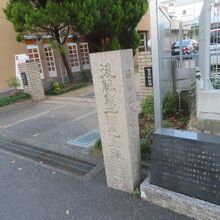 幼稚園の前にあります