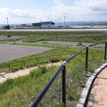 公園内の展望台の丘から見た仙台空港。駐機中の飛行機も見えます