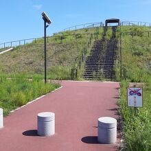 展望台の丘へは階段通路のほかスロープ通路もあり。