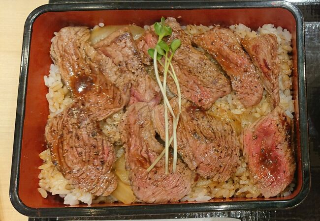 フードコートにしては美味しいステーキ重!!