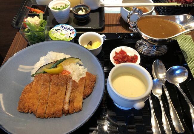 朝からチキンカツカレーに釧路ラーメン