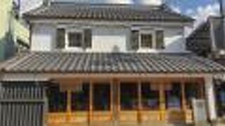 書店の隣の蔵造りの家