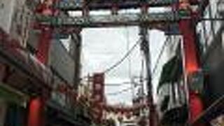 市場通り門から市場通りに、週末８００円以下ランチは１店舗だけ