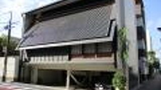 住宅地にある都会のお寺