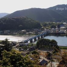 由良川と綾部市街、四尾山を望む