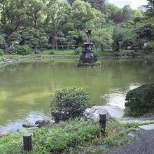 周囲のビルから離れた、静かな環境で、都民には、安らぎの場です