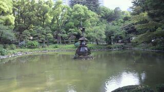 日比谷公園の雲形池は、鶴の噴水の像がある池です。周囲を巡る小路から見る風景が素晴らしいです。