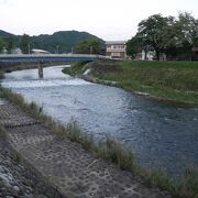 古川の街を流れる。