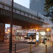 早朝、バスがやってきました。