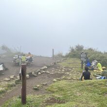 山頂の広場