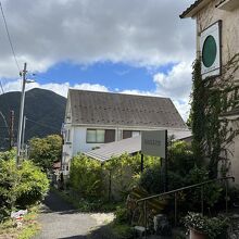 ケーブルカーの線路沿いにある