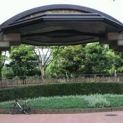 日比谷公園の小音楽堂は、日本で初めてできた野外音楽堂です。使用料無料だそうです。