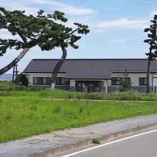 相馬市の伝承鎮魂祈念館は原釜尾浜防災緑地の一角にあります。