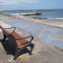 …今の穏やかな海を望むベンチが設置されていました。