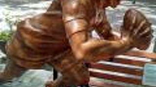 リーチマイケル氏のベンチ