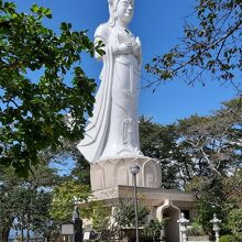 船岡平和観音の全体像。台座も含めた高さは24m。