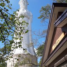 すぐそばにある天空カフェは、この時には閉まっていて残念。