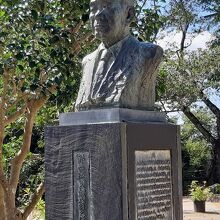 この観音像を建てた故・野口徳三郎氏の胸像もありました。