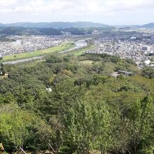 観音像足元の展望台から見た東の船岡駅方向。
