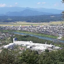 観音像足元の展望台から眺めた西方向には蔵王連峰の姿も。