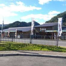 手前が駐車場です