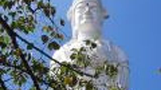 船岡城址公園のてっぺんに立つ観音像