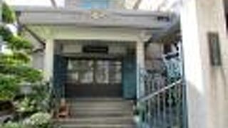 本堂の扉がブルーの色できれいでした