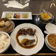 プレミアム定食松茸煎牛：1800円