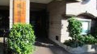 相撲部屋を思わせる大きな表札