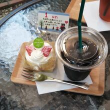 可愛らしいカップ型ショートケーキ