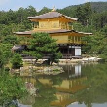 池に映る金閣寺