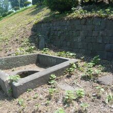 柳の井戸は、三宅坂の斜面にあり、すぐ横には、お濠があります。