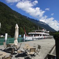 アーレ川に面したレストランで、クルーズ船を眺めながら