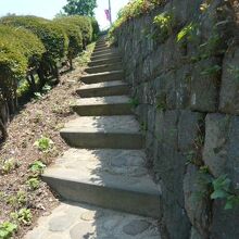 三宅坂の柵からは、しっかりした石畳製の階段が整備されています