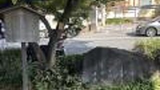 御池大橋の西詰めにあります