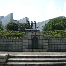 日本電報通信社の銘板の付けられている広告記念像です。