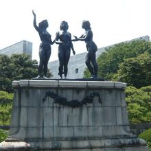 ３人の少女が未来に向け集いあっています。広告祈念像です。