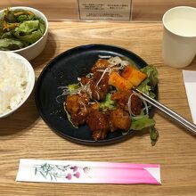 ヤンニョムチキン定食1000円