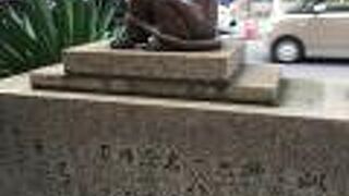 ツルツルに磨かれたような像