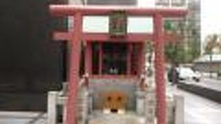 お狐様は宝珠、巻物を咥えてます。