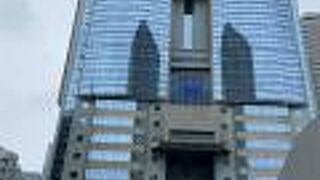 青くてきれいなビル