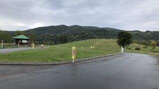 三日月湖に囲まれ島のようになっている