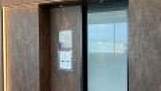 9番搭乗口手前にある安定のサクララウンジ